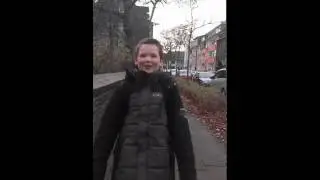 Dummer junge fliegt auf die fresse