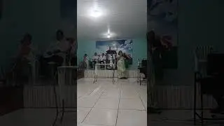Adore mesmo em meios as lutas. Deus est&aacute; contigo 