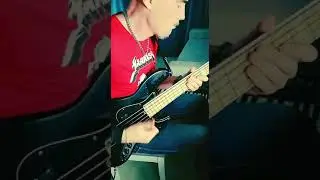 Новогодний SLAP - прием игры на бас гитаре. Басист показывает, как играть слэп #shorts #bass #slap