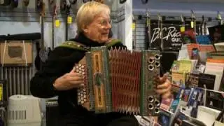 Polka King from Canada Walter Ostanek spielt auf mein Onkel Hansi sein Melodija, plays on my Uncles Melodija Harmonika