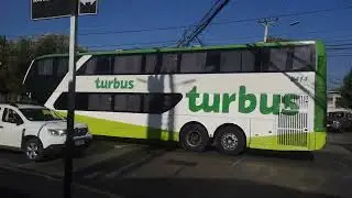 Bus de la empresa Turbus pasando por la calle Maturana 