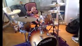 beba prvi put na bubnju - baby first time on drums 1 year and 4 months