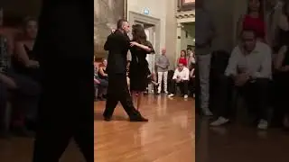 Diego Escobar e Laura Francia danzano un tango nel Foyer del Teatro Ventidio Basso di Ascoli P.