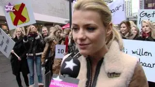 Gigi Ravelli in staking tegen mannen met vet haar
