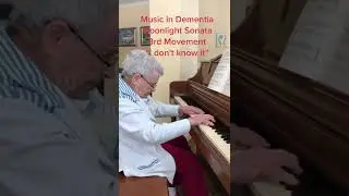 92-Year Old Grandma With Dementia Plays Moonlight Sonata🎶🎵🎹