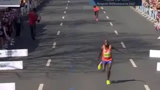 Chegada do queniano Michael Kunyuga na Maratona de Hannover, ALE.
