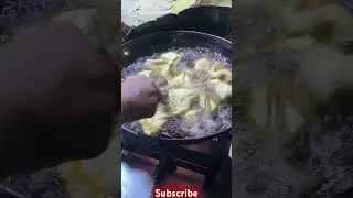 Iss thundi me garma garam samosa khaa lo guys 😉 #samosa #streetfoodindia #pakoda #Alexommmy logs