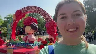 Walking througt the Jingshan Park.