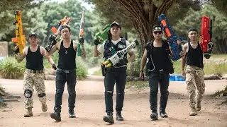Война с бластерами Nerf: спецназ противостоит врагам, используя огромный арсенал бластеров Nerf.