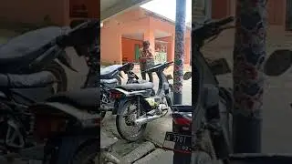 Pengamen bersuara emas