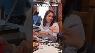 Мама и сын соревнуются друг с другом за стейк весом 72 унции в ресторане Big Texan в Амарилло, шт...