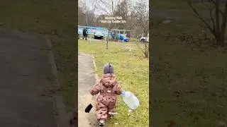 Гуляю с галлонной кувшинкой 🤣👦🏽 #shortvideo #dailyshorts #indonesia #russia #family #keluarga #sh...