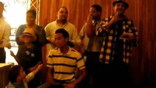 El Team Discovery Road cantando 