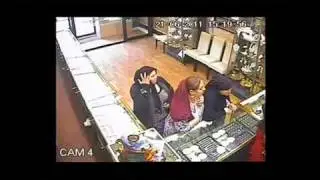 Marea Britanie: Un furt comis de trei romance intr-un magazin de bijuterii