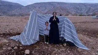 Building a shelter in snowy weather: Zahra and her little daughter in the nature of the Zagros😔😭