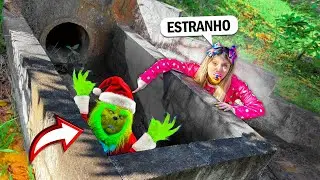 A BEBÊ JULLY ENCONTROU UM PAPAI NOEL ESTRANHO DENTRO DE UM BURACO!! 