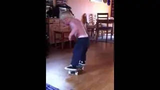 Oskar (2) skater!