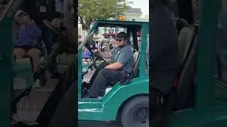 😱 Parade Float Broke Down! #disneyland #disney #disneylandresort #disney #waltdisneyworld #shorts