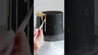 My New Years resolution is to get better at painting a gold ganache drip 🤪 #cakedecorating #shorts