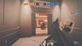 UMP VS FAMAS