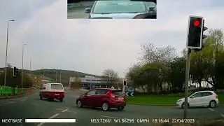 Повороты направо на кольцевой развязке Орандж-стрит