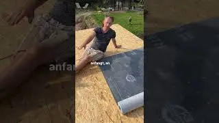 Christian erkl&auml;rt, wie wir die Unterspannbahn unseres Gartenhausdaches verlegen