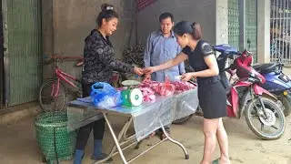 Pigs raised on the farm have grown to adulthood : Mai and her father brought pork to sell