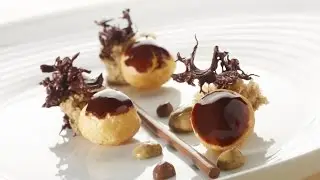 Roger van Damme Desserts - Chocoladesoesjes met koffiesponscake, chocoladecrème en koffiesaus