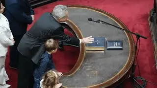 Jura como Diputado Nacional por la Provincia de Santa Fe.