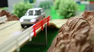 Land Rover. Трасса с гоночными машинками джипами
