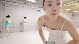Mother is learning ballet.Flexibility