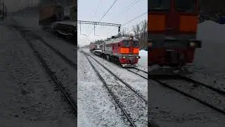 Односекционная 2М62У-0062 с двумя заснеженными вагонами следует мимо о.п. Цемгигант