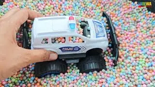 Serunya Mencari dan Menemukan Koleksi Mobil Mainan di Butiran Styrofoam ll Satisfying Hunt