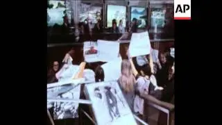 SYND 9/6/72 DEMONSTRATORS SIT IN AT SOUTH AFRICAN AIRWAYS BUILDING