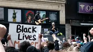 BLM kneeling during the American Anthem