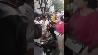 वायरल वीडियो  बेंगलुरु की महिला ने पुलिसकर्मी महिला  को दी गालियां और धमकी