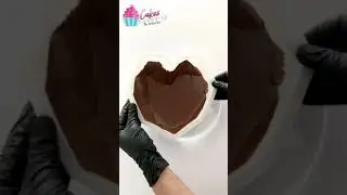C&oacute;mo pintar sobre chocolate con polvos metalizados #Shorts