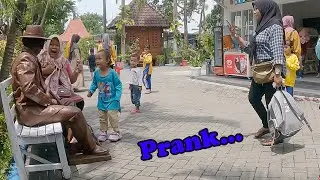Prank di Agrowisata bale tani, living statue , human statue prank