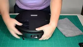 Roomba&reg; 200/2000 Series DustCompactor&trade; Vac/Combo | How to Clean the Charging Contacts and Sensors