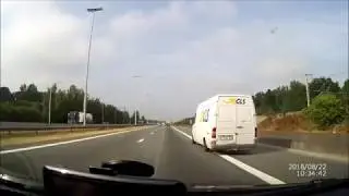 Zwalkend busje krijgt klapband