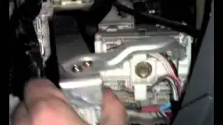 Как снять электронный блок управления двигателем (ЭБУ) с Toyota RAV4 2001-2003 годов выпуска