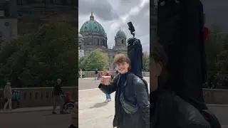 Street music & a lot of coffee 🧡 #busking #berlin