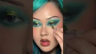 ✨ STUNNING multi-chrome eyeshadow look! 💙💚