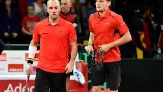 Steve Darcis changes his racket