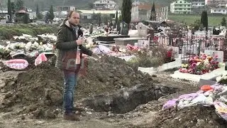 A1 Report - Në Sharrë të vdekurit po varrosen rrugëve, edhe Sokol Olldashi