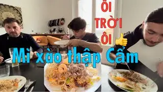 Hugo với bạn ăn mì xào mà cứ luôn miệng kêu ÔI TRỜI ÔI