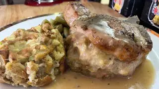 A PERFECT AFFORDABLE  VALENTINES 💘 DAY DINNER RECIPE  /OLD SCHOOL STUFFED PORK CHOPS/PORK PAN JUS
