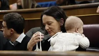 La diputada de Podemos Carolina Bescansa asiste al pleno con su beb&eacute;