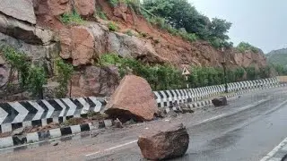 Boulders fell on the ghat road on the way to Yadadri temple due to rains in Yadadri Bhuvanagiri