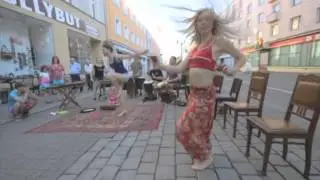 Gra na bębnach.